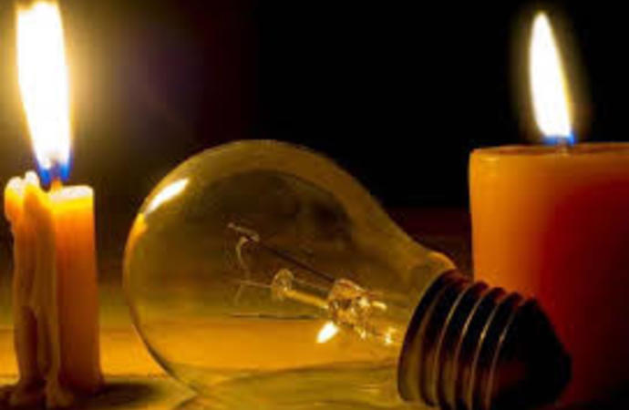 كيف عاد لبنان الى عهد العتمة والشموع