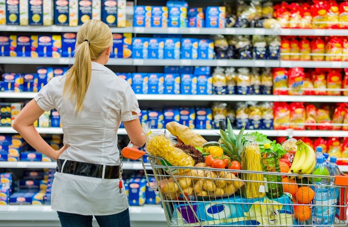 الحكومة البريطانية تناقش خططًا لتسقيف  أسعار الأغذية الأساسية في السوبر ماركت