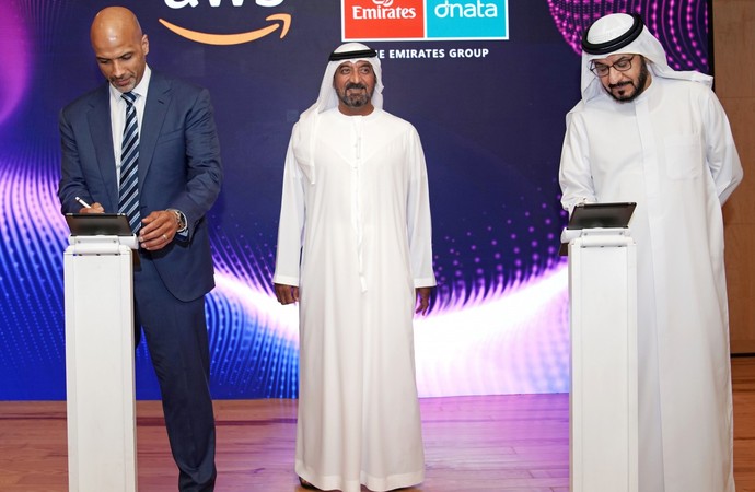 تعاون بين مجموعة الإمارات  و"أمازون ويب سيرفيسيز"