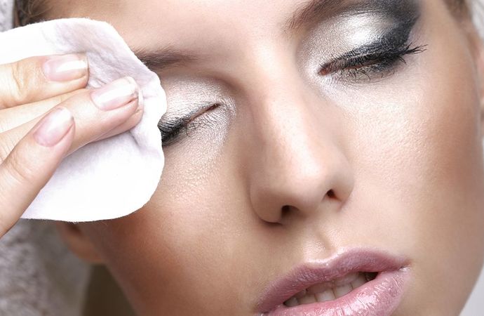 أزيلي ماكياجك ليلاً خوفاً منه:  عث العين: كائن يعيش في منزلك وحتى في عينك!