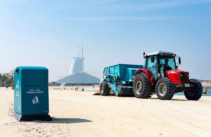 بلدية دبي تخصص فرق ميدانية للحفاظ على نظافة الشواطىء