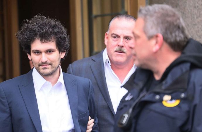  قاض فدرالي يطالب بسجن  الملياردير سام بانكمان فرايد