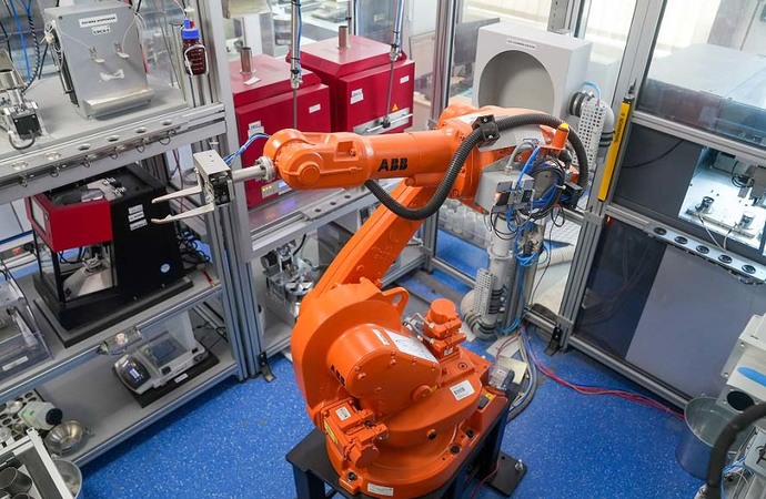 بلدية دبي تستخدم روبوتات الذكاء الاصطناعي  لفحوصات مواد البناء المستخدمة في الإمارة