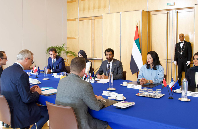 مباحثات اماراتية فرنسية لتعزيز الشراكات في القطاعات الاقتصادية الجديدة 