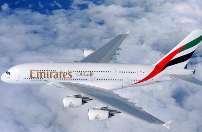   طيران الإمارات تحيي اليوم  الوطني الثاني والخمسين للدولة