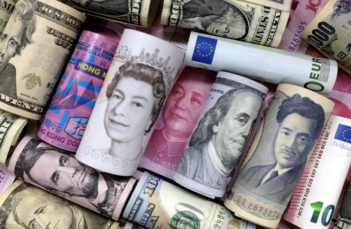 الجنيه الاسترليني يتراجع امام  الدولارويحقق مكاسب امام اليورو