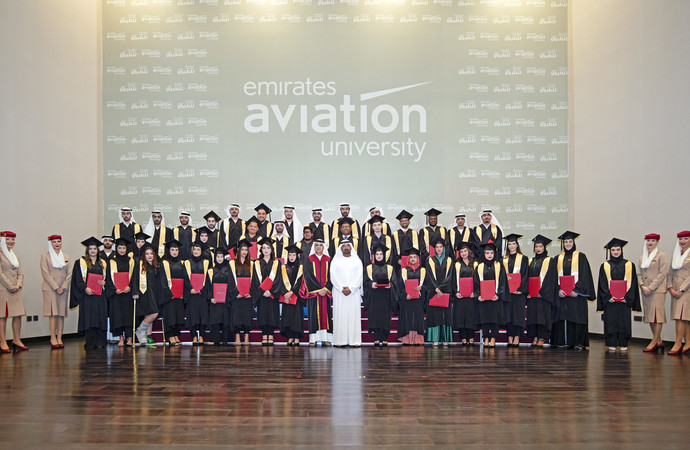 جامعة الإمارات للطيران  تكرم 302 من قادة المستقبل