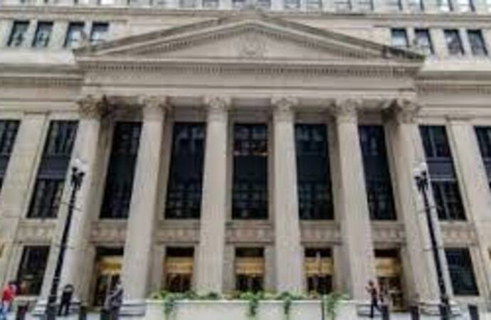 قادة مجلس الاحتياطي الفيدرالي يستبعدون خفض الفائدة قريباً