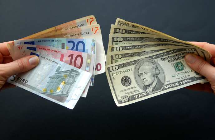 اليورو يواصل تراجعه امام الدولار بعد الارقام الضعيفة لاقتصاد المنطقة