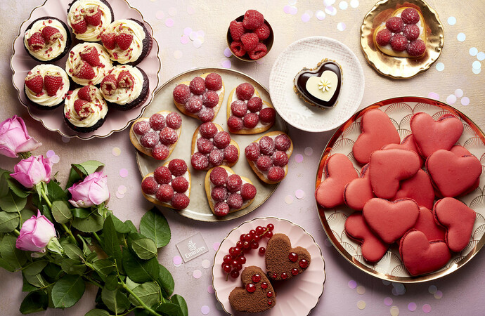 طيران الإمارات تشارك  عملاءها الاحتفال بيوم الحب