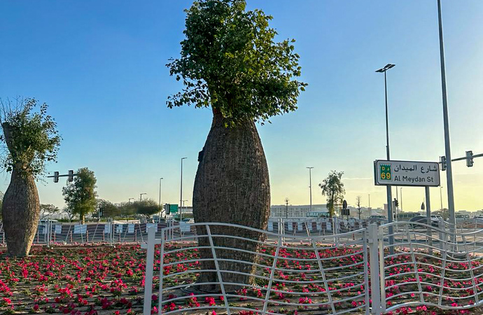 بلدية دبي تنفذ مشروع زراعي تجميلي  عند تقاطع شارعي الميدان والخيل