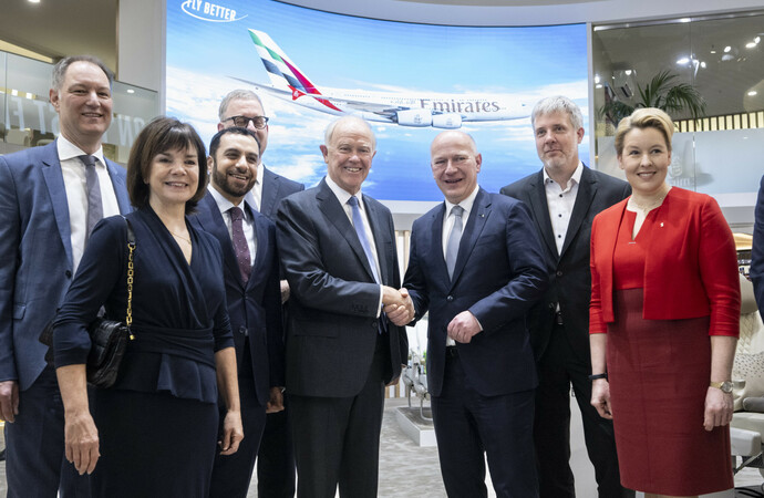 طيران الإمارات تستقبل مسؤولين  كباراً بجناحها في معرض برلين