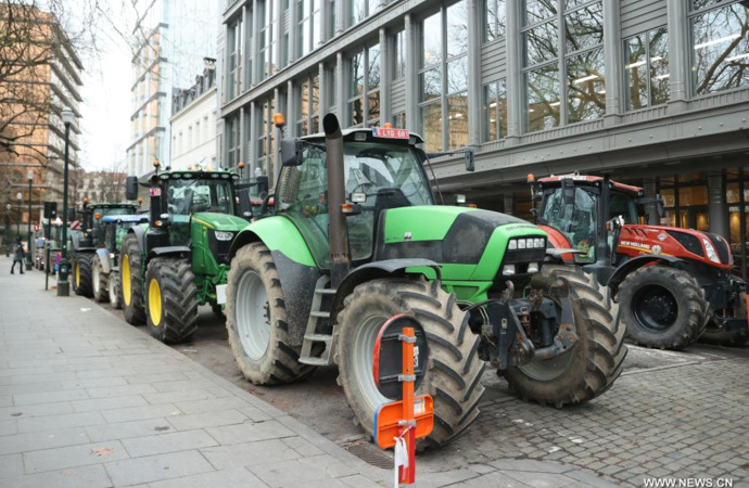 الاتحاد الأوروبي يخفف القواعد  البيئية وسط احتجاجات المزارعين