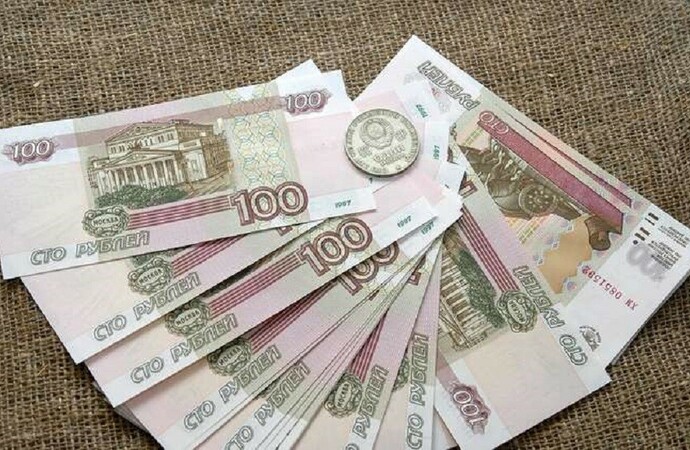 الروبل يتراجع امام العملات الرئيسية بعد ازدياد الطلب الداخلي على الدولار