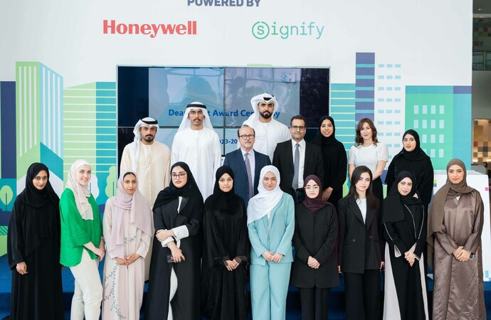 جامعة حمدان بن محمد الذكية تكرم  الدارسين المتفوقين للفصل الأكاديمي 