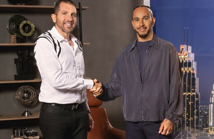   CFI ترحب ببطل العالم لويس هاملتون  كسفير عالمي جديد لعلامتها التجارية