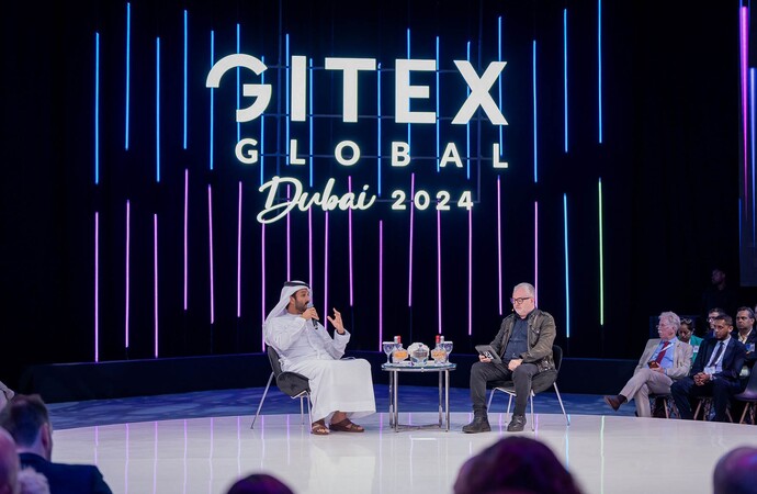 بن طوق يستعرض النموذج الريادي للاستثمار بقطاعات اقتصاد المستقبل 