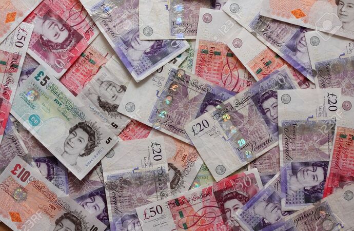  هشاشة الاقتصاد وتراجع انفاق  المستهلك يدفع الجنيه للتراجع