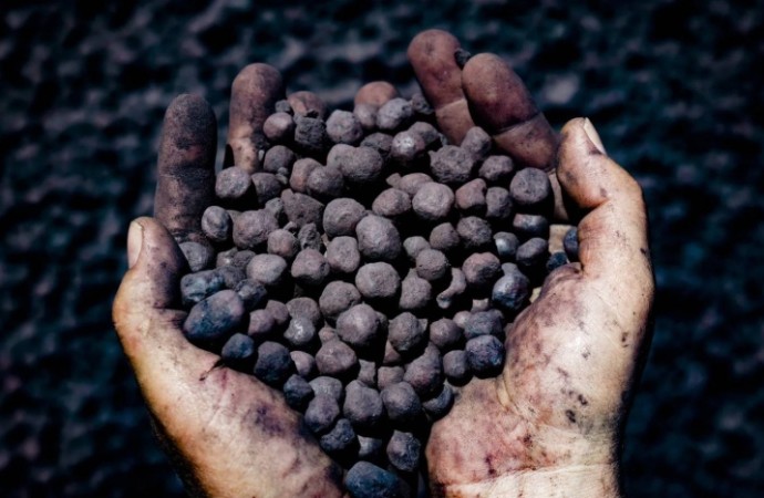  سعر خام الحديد يتجاوز 100 دولار  للطن للمرة الأولى منذ شهر ايار 