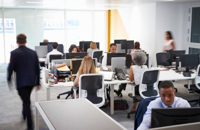  ضغوط التضخم في بريطانيا تنعكس سلبا على سوق العمل