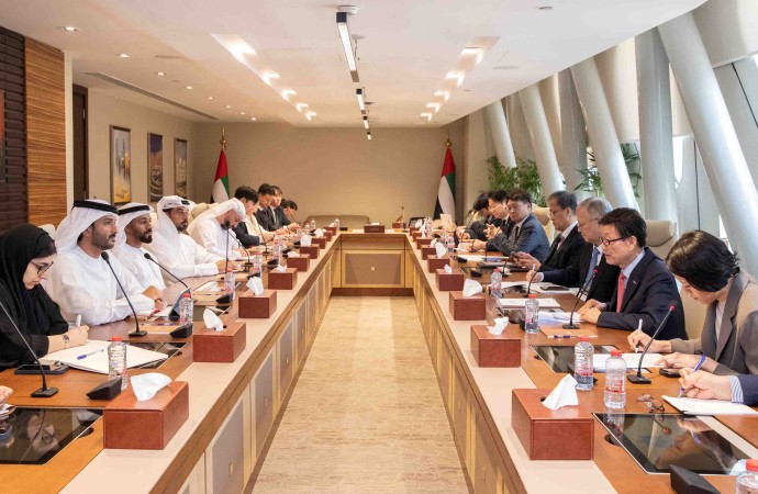وزير الاقتصاد والسياحة الاماراتي  يستقبل وفداً من كوريا الجنوبية 