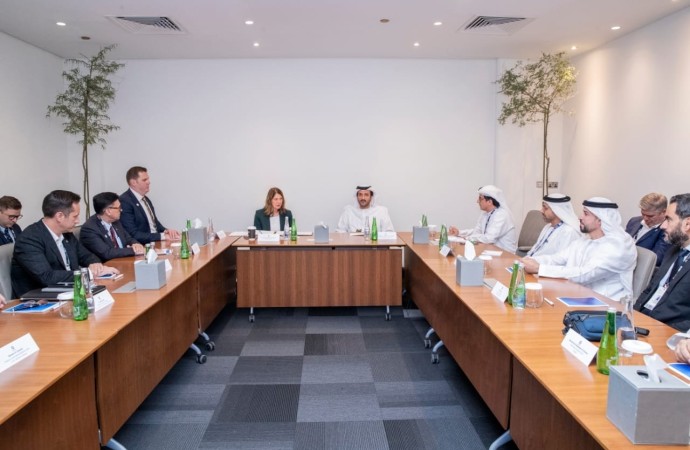 بن طوق يبحث مع رئيسة وزراء  مقاطعة ألبرتا الكندية تنمية الشراكة 