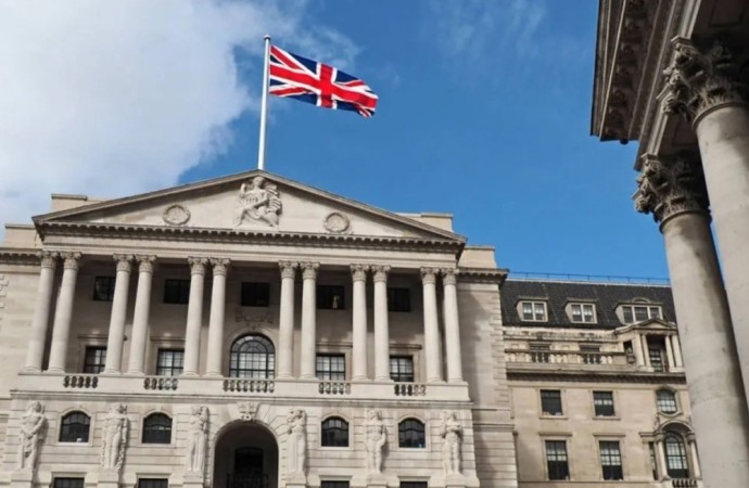 بنك إنجلترا المركزي يخفض الفائدة  0.25 % بعد تصويت متقارب