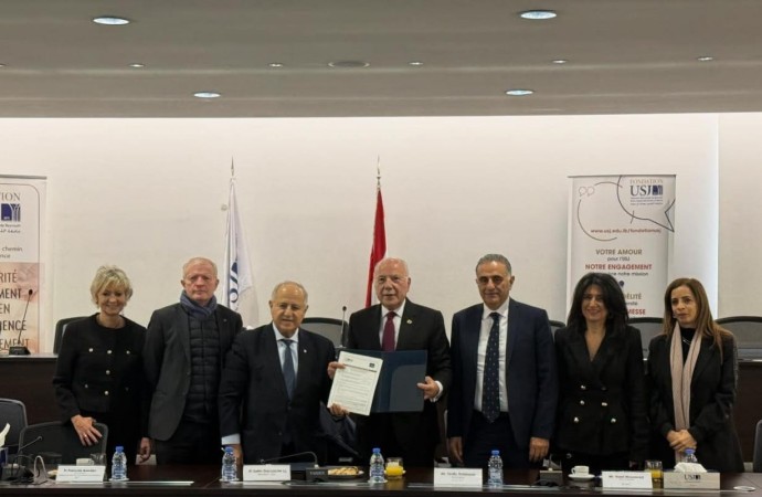 غرفة طرابلس توقع مذكرة  تفاهم مع الجامعة اليسوعية