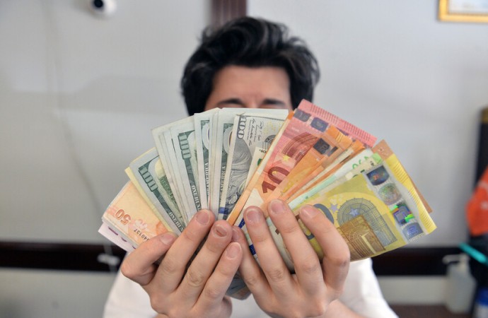 اليوان يتجاوز 7 مقابل الدولار  محلياً لأول مرة منذ 2023