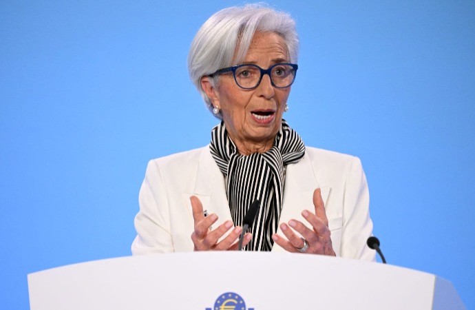  كريستين لاغارد تعتزم الاستقالة  من رئاسة البنك المركزي الأوروبي 