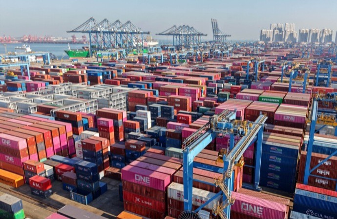  "ميرسك" تُعلّق خدمتين للشحن  البحري بسبب الصراع الايراني