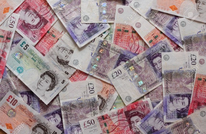 سعر لجنيه الإسترليني يهبط لأدنى  مستوى في 3 أسابيع مقابل اليورو