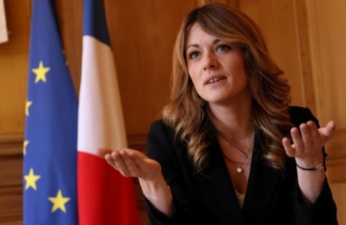 فرنسا قد تستخدم مخزون الكيروسين   لتزيز إمدادات وقود الطائرات