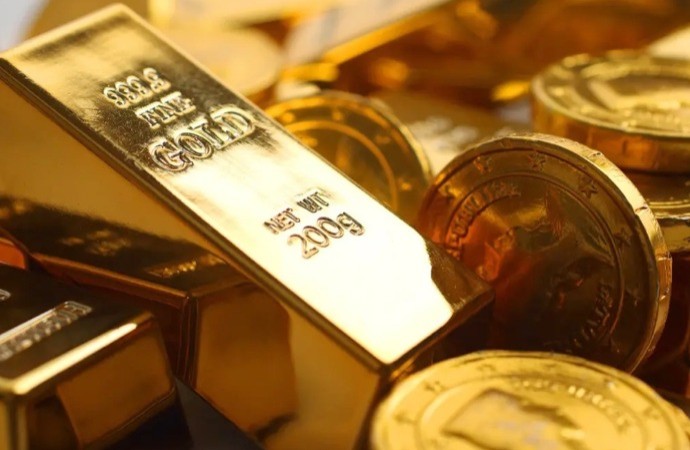 الذهب يتراجع بشكل طفيف  يتجه نحو خسارة أسبوعية 