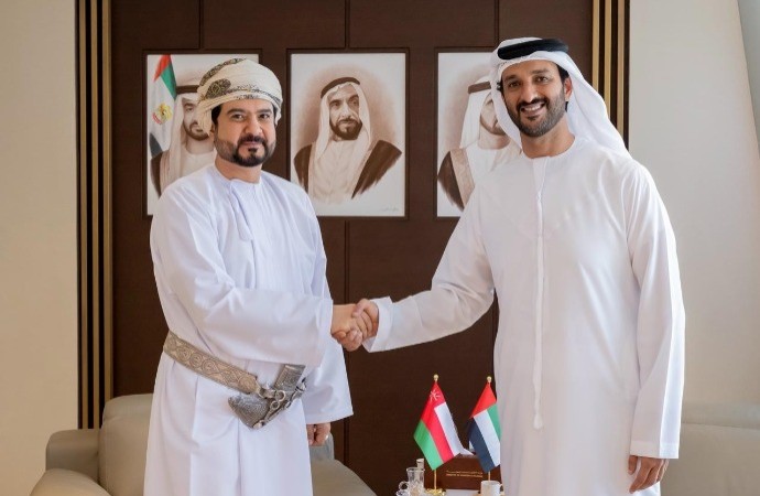 الإمارات وعُمان تناقشان الفرص  في قطاعات الخدمات اللوجستية 