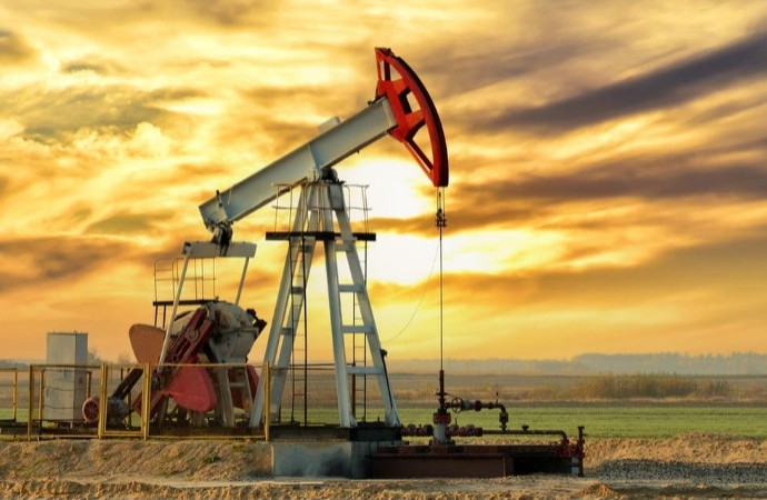   النفط يتراجع .. برنت 79.08 والخام  الأميركي ينخفض 74.69 دولار للبرميل 