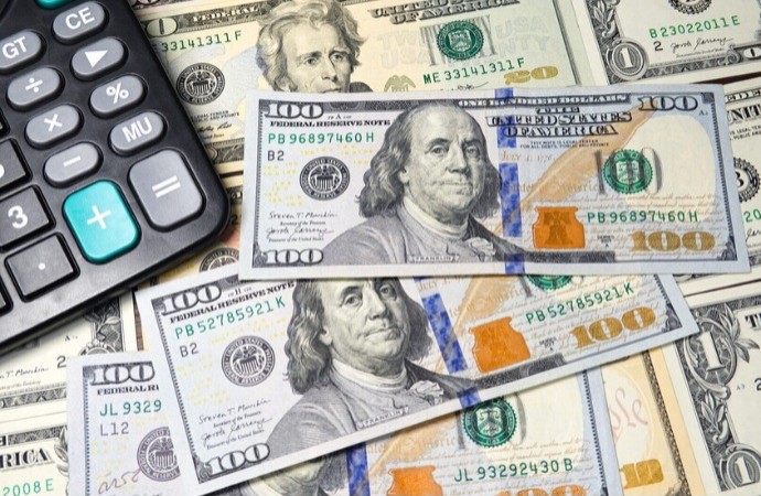  سعر الدولار يرتفع قليلاً بدعم من  صعود النفط وترقب بيانات التضخم