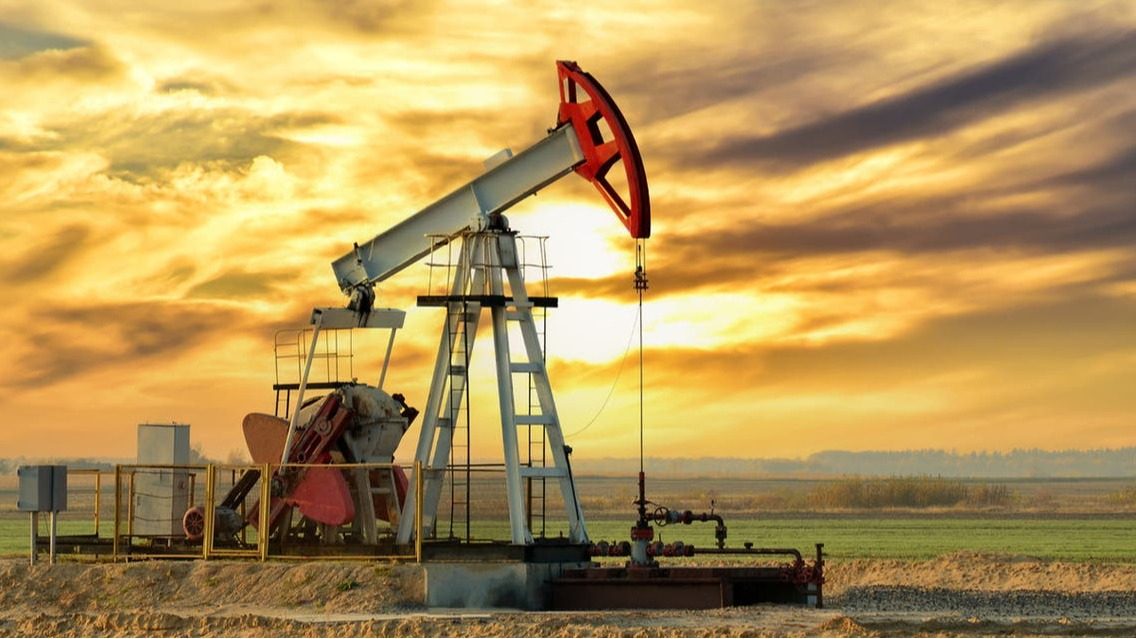 النفط يرتفع بعد نفي الرئيس الاميركي بحث تخفيف العقوبات على إيران