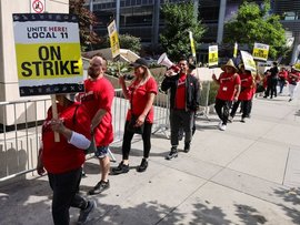 اضراب عمال الفنادق في لوس انجلوس للمطالبة برفع اجورهم وزيادة المزايا