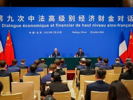 فرنسا تضغط على الصين لفتح اسواقها والاستثمار في صناعة السيارات الكهربائية