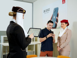  طيران الإمارات تنشر 20 ألف جهاز  أبل لتطوير الخدمات على الطائرة