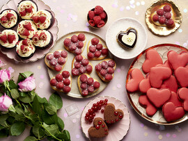 طيران الإمارات تشارك  عملاءها الاحتفال بيوم الحب