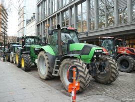 الاتحاد الأوروبي يخفف القواعد  البيئية وسط احتجاجات المزارعين