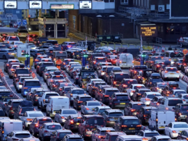 ازدحامات خانقة في الشوارع البريطانية  وتعطل القطارات مع عطلة عيد الفصح