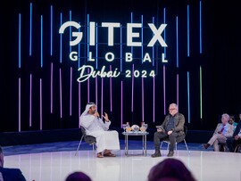 بن طوق يستعرض النموذج الريادي للاستثمار بقطاعات اقتصاد المستقبل 