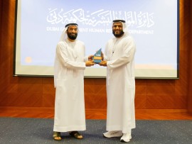  الموارد البشرية لحكومة دبي تكرّم  صاحب مقترح "ساعات العمل الصيفية"