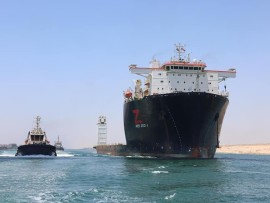  قناة السويس تتخلى عن تفاؤلها  بتعافي حركة الملاحة قريبا