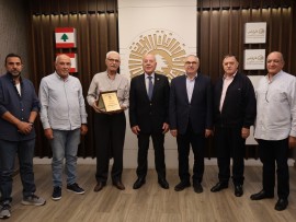 وفد كشفي يزور غرفة طرابلس  ويقدم درعا تقديرية لرئيسها