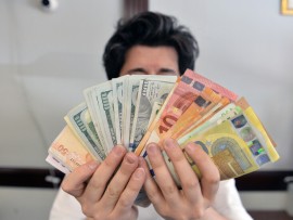  انخفاض اليوان الصيني الى ادنى مستوى امام الدولار الاميركي