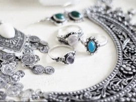  الفضة تنهار 15 % والذهب  يتراجع بـ3% في يوم متقلب